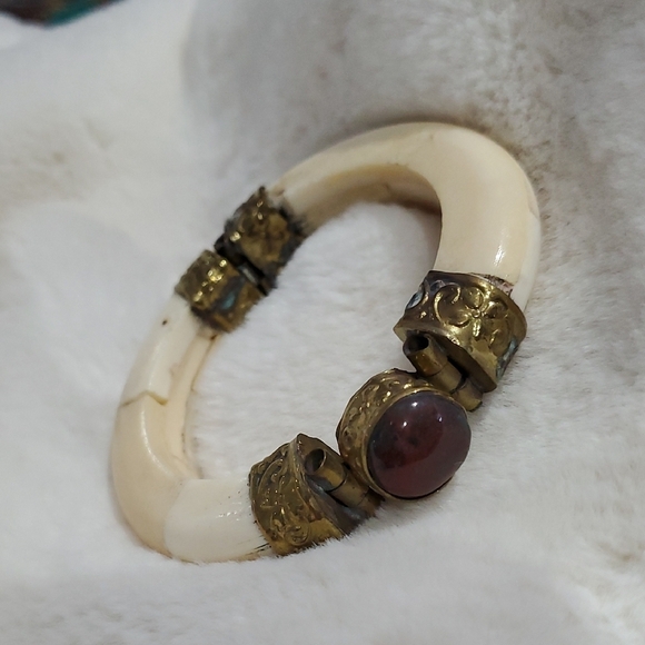 Vintage Mediterranean Gold and Cream Bracelet - Picture 1 of 9